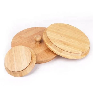 Vari coperchi in legno per tazze e boccali